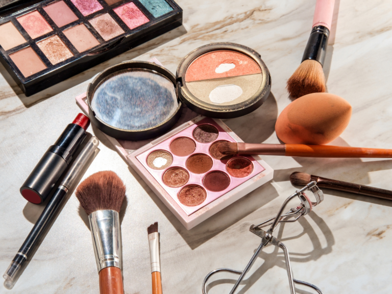 kit de maquiagens, sombras, batons e pinceis