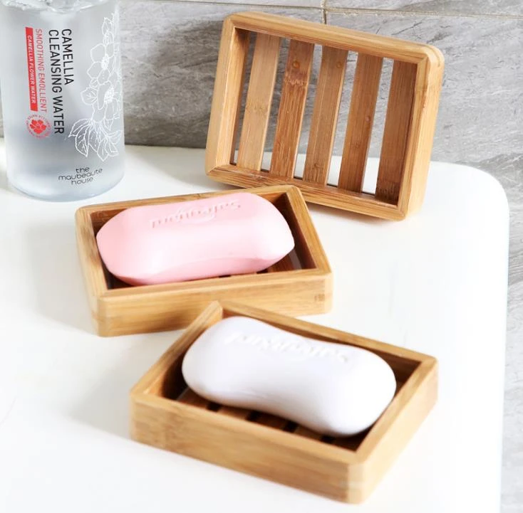 foto de dois sabonetes em uma saboneteira rustica de madeira