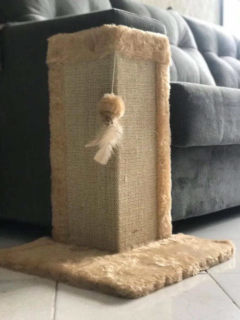 arranhador para gatos de canto de sofá na cor bege