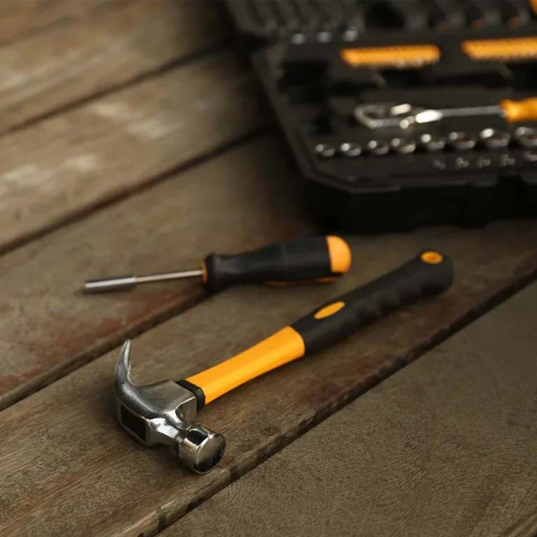 foto de um martelo e uma chave de fendas nas cores amarelo e preto